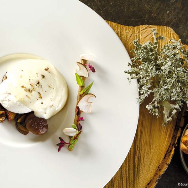 Œuf poché, poêlée de cèpes et de châtaignes, espuma de cantal