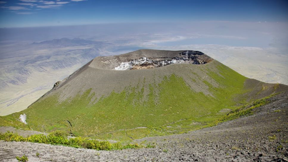 Ol Doinyo Lengaï, volcan actif du rift africain en Tanzanie. En arrière-plan : bordure de la vallée du grand rift et lac Natron. Un air de la Limagne d’il y a 19 millions d’années.